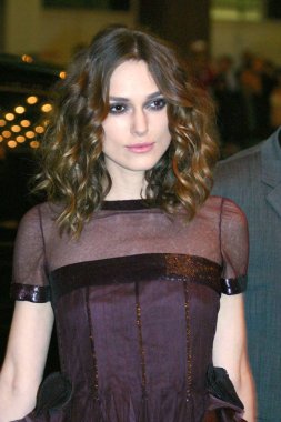 Keira Knightley (Chanel elbise giyiyor) 32 Yıllık Toronto Uluslararası Film Festivali'nde Atonement Kuzey Amerika Prömiyeri için gelenler, Elgin Tiyatro Vize Tarama Odası, Toronto, Kanada, On, Eylül 10, 2007. Fotoğraf: Myra/Everett 