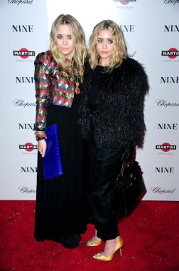 Mary-Kate Olsen, Ashley Olsen Dokuz New York Premiere için gelenler, Ziegfeld Tiyatrosu, New York, Ny Aralık 15, 2009. Fotoğraf: Gregorio T. Binuya / Everett Koleksiyonu