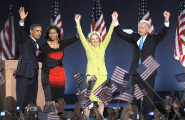 ABD Cumhurbaşkanı seçim senatör Barack Obama, eşi Michelle Obama, Jill Biden, Joe Biden Barack Obama ABD cumhurbaşkanlığı seçimi zafer konuşma ve kutlama, Grant Park, Chicago, IL, 04 Kasım 2008 için bir kamu görünümü. Fotoğraf: Kristin Cal