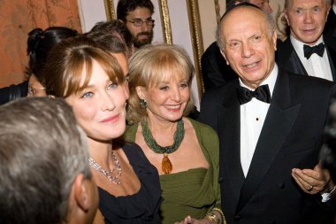 Carla Bruni-Sarkozy, Barbara Walters, Haham Arthur Haham Arthur Schneier Vicdan Vakfı'nın Temyiz için katılım 2008 Dünya Devlet Adamı Ödül Töreni, Waldorf-Astoria Hotel, New York, Ny, Eylül 23, 2008. Fotoğraf: Jason Smith /Everett 