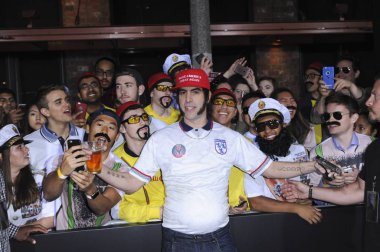 Sacha Baron Cohen Kardeşler Grimsby Premiere için gelenler, Regency Village Tiyatrosu, Los Angeles, Ca Mart 3, 2016. Fotoğraf: Elizabeth Goodenough / Everett Koleksiyonu