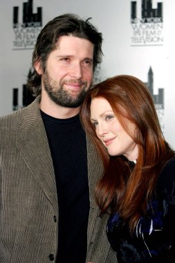 Julianne Moore, Bart Freundlich New York kadın film ve televizyon Muse Ödülleri Gala, New York Hilton Otel Grand Ballroom, New York, NY, Salı, Aralık 13, 2005 için gelenler. Fotoğraf: Gregorio Binuya/Everett Collection