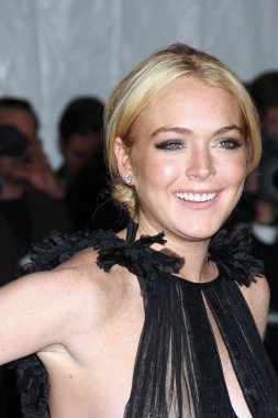 Poiret 'e gelen Lindsay Lohan: moda kralı-Metropolitan Sanat Müzesi Kostüm Enstitüsü Gala, Metropolitan Sanat Müzesi, New York, NY, Mayıs 07, 2007. Fotoğraf: Rob Rich/Everett Collection
