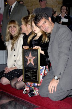 Dakota, Melanie Griffith, Stella, Antonio Banderas Star için endüksiyon töreninde Hollywood Walk of Fame Antonio Banderas, Hollywood, Los Angeles, CA, Ekim 18, 2005. Fotoğraf: Michael Germana/Everett Collection