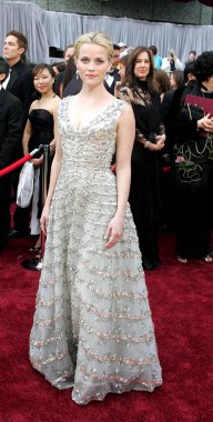 Reese Witherspoon (bir 1955 Christian Dior elbise giyen) Oscars 78th yıllık Akademi Ödülleri, Kodak Theater, Los Angeles, CA, Mart 05, 2006 için gelenler. Fotoğraf: Emilio Flores/Everett Collection