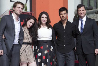 Robert Pattinson, Kristen Stewart, Taylor Lautner, Stephenie Meyer, Jimmy Kimmel Twilight Saga Stars için Grauman Çin Tiyatrosu'nda El Baskısı Töreni için bir kamu görünümde, Grauman Çin Tiyatrosu, Los Angeles, Ca Kasım 3, 2011. Ph
