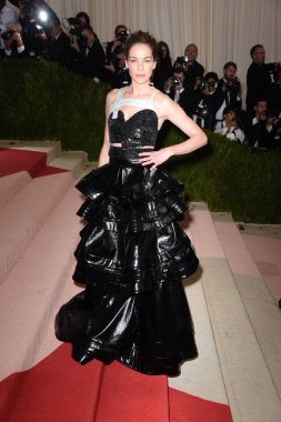 Michelle Monaghan (Rosie Assoulin giyiyor) Manus x Machina için gelenler: Moda Teknoloji Bir Yaş Açılış Gecesi Kostüm Enstitüsü Yıllık Gala - Bölüm 3, Metropolitan Museum of Art, New York, Ny Mayıs 2, 2016. Fotoğraf: Derek Storm / Everett Coll