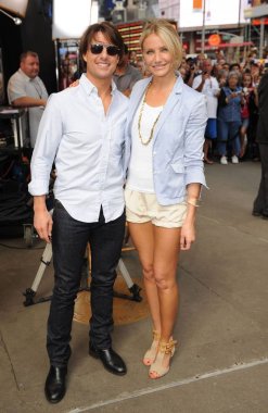 Tom Cruise, Cameron Diaz (Elizabeth ve James şort ve Chloe ayakkabı giyen) Iyi sabah Amerika (GMA) ünlü misafirler için konuşma gösterisi görünümünde, New York, NY Haziran 22, 2010. Fotoğraf: Kristin Callahan/Everett Collection