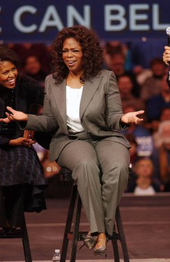 Michelle Obama, Oprah Winfrey için Barack Obama Campaign Rally için Demokrat Cumhurbaşkanlığı birincil Oprah Winfrey, Verizon Wireless Arena, Manchester, NH, Aralık 09, 2007 için katılım. Fotoğraf: Kristin Callahan/Everett Collection