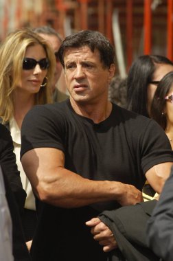 Sylvester Stallone, Jennifer Flavin Mike Medavoy için Hollywood Walk of Fame Star için indüksiyon töreninde, Hollywood Bulvarı, Los Angeles, Ca, Eylül 19, 2005. Fotoğraf: Michael Germana / Everett Koleksiyonu