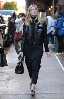 Elle Fanning (bir Fendi ceket ve Miu Miu ayakkabı giyen) dışarı ve hakkında Celebrity candids için-Fri, New York, NY Ekim 7, 2016. Fotoğraf: Kristin Callahan/Everett Collection