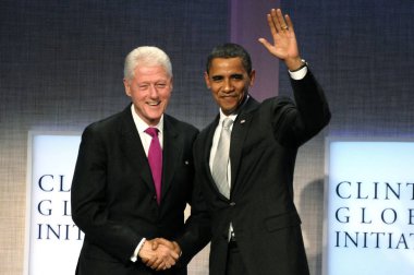 Başkan Bill Clinton, Başkan Barrack Obama 2009 Clinton Küresel Girişimi Yıllık Toplantısı için bir kamu görünümünde - Açılış Genel Kurulu, Sheraton New York Hotel and Towers, New York, Ny Eylül 22, 2009. Fotoğraf: Rob Rich / Everett Topla