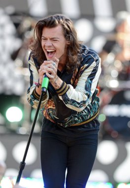 Harry Styles (Saint Laurent ceket giyiyor) Abc's Good Morning America için sahnede (Gma) One Direction ile Sun Yaz Konser Serisi Fun (1d), Central Park Rumsey Playfield, New York, Ny Ağustos 4, 2015. Fotoğraf: Derek Storm /Everett Col