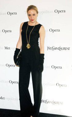 Chloe Sevigny (Yves Saint Laurent giyiyor) New York Metropolitan Opera için gelenler De Yves Saint Laurent sponsorluğunda SilahlıA Açılış Gecesi, Lincoln Center Metropolitan Opera Binası sponsorluğunda, New York, Ny Nisan 12, 2010. Fotoğraf: Desiree Navarro/Eve