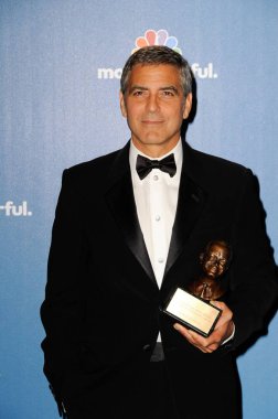 George Clooney (Giorgio Armani smokin giyiyor) Televizyon Sanatları akademisi için basın odasında 62 Primetime Emmy Ödülleri - Basın Odası, Jw Marriott Medya Merkezi, Los Angeles, Ca Ağustos 29, 2010. Fotoğraf: Sara Cozolino /Everett Collection