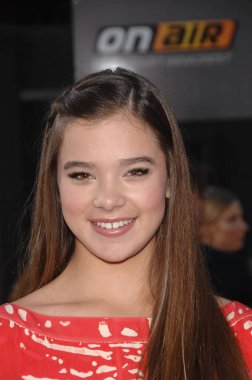 Hailee Steinfeld Glee için gelen gelen 3D konser Movie Premiere, Regency Village Theater Westwood, Los Angeles, CA Ağustos 6, 2011. Fotoğraf: Michael Germana/Everett Collection