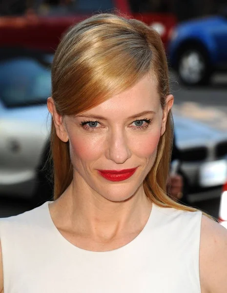 Cate Blanchett Při Příjezdu Blue Jasmína Premiere Akademie Filmu Umění — Stock fotografie