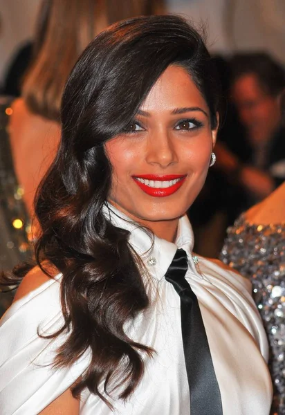 Freida Pinto Las Llegadas Alexander Mcqueen Savage Beauty Opening Night — Foto de Stock