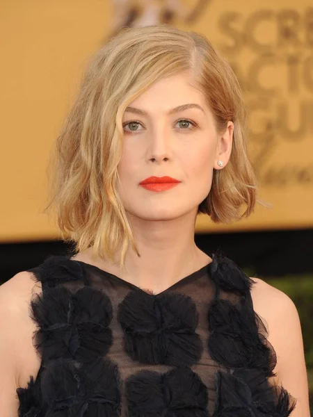 Rosamund Pike Při Příjezdu Ročník Herců Sag Příjezdy Výstavní Centrum — Stock fotografie