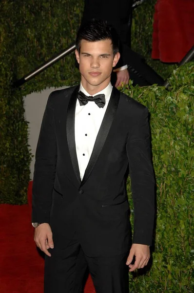 Taylor Lautner Las Llegadas Para Vanity Fair Oscar Party Sunset — Foto de Stock