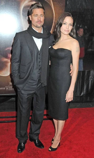 Brad Pitt Angelina Jolie Portant Une Robe Versace Des Chaussures — Photo