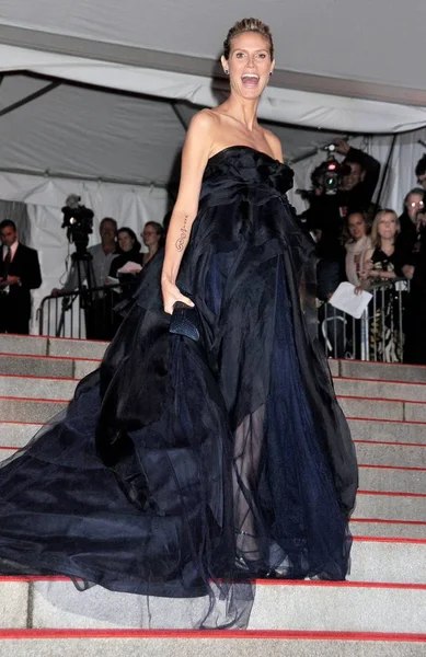 Heidi Klum Portant Une Robe Mendel Aux Arrivées Pour Model — Photo