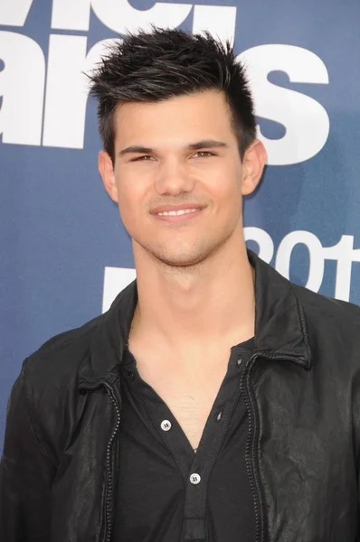 Taylor Lautner Érkezés Huszadik Éves Mtv Movie Awards Érkezések Gibson — Stock Fotó