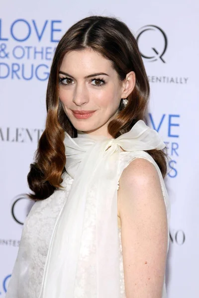 Anne Hathaway Saat Kedatangan Love Other Drugs Premiere Directors Guild — Stok Foto