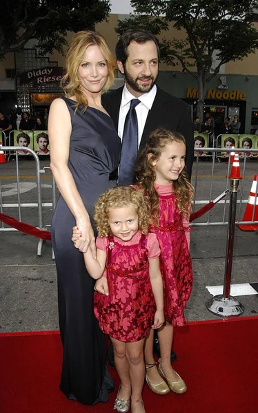 Leslie Mann, Judd Apatow, Maude, Iris Universal Pictures, Mann's Village Theatre Westwood, Los Angeles, Ca, Mayıs 21, 2007 tarafından Knocked Up Premiere için gelenler. Fotoğraf: Michael Germana / Everett Koleksiyonu