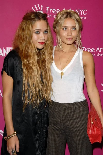 Mary Kate Olsen Ashley Olsen Przy Przyjazdów Roczne Free Arts — Zdjęcie stockowe