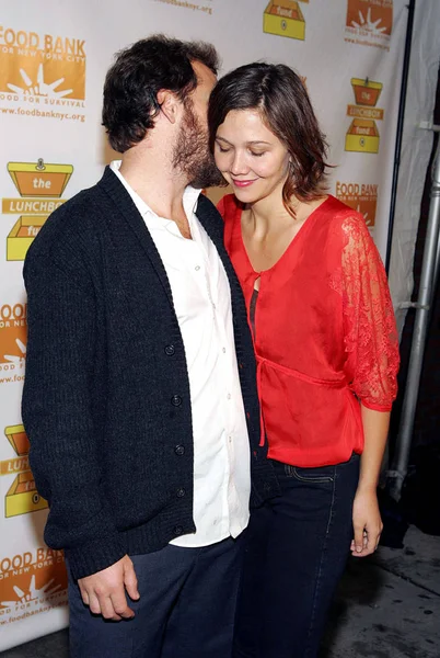 Peter Sarsgaard Maggie Gyllenhaal Agli Arrivi New York Food Bank — Foto Stock