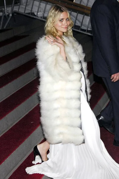 Ashley Olsen Wearing Giambattista Valli Arrivals Metropolitan Museum Art Costume — Stock Photo, Image