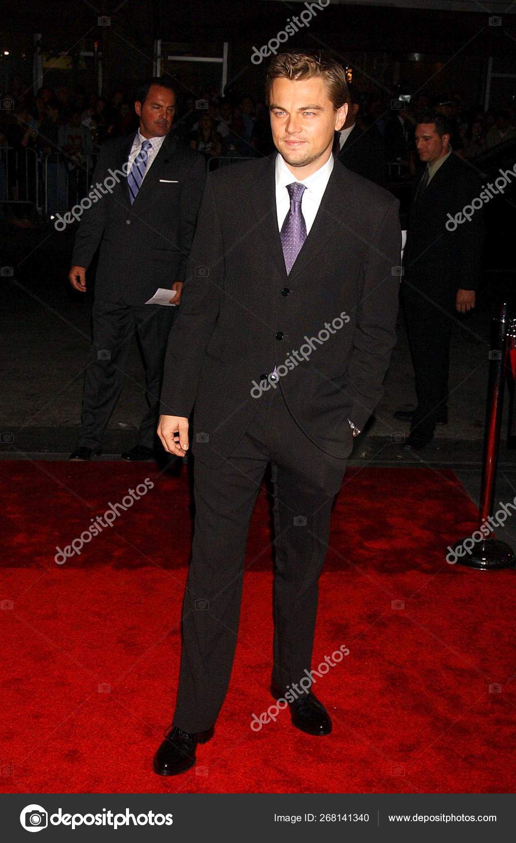 레오나르도 디카프리오가 2006년 26일 지그펠트 프리미어에 도착했다 크리스틴 캘러핸 에버렛 — 스톡 에디토리얼 사진 ©  everett225 #268141340, image size:1040x1700