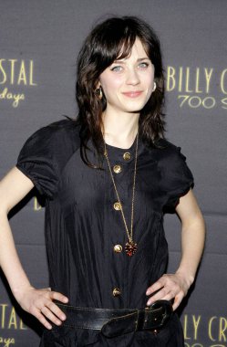 Zooey Deschanel açılış gecesi için geliyor. 700 Pazar, Wilshire Tiyatrosu, Los Angeles, Ca, 12 Ocak 2006. Fotoğraf: Gregorio Binuya / Everett Koleksiyonu
