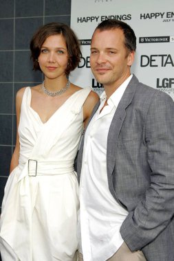 Maggie Gyllenhaal (Marc Jacobs elbise ve Cartier takı giyen), Peter Sarsgaard Happy sonlar Premiere, Chelsea ClearView Sineması, New York, NY, 12 Temmuz 2005 için gelenler. Fotoğraf: Gregorio Binuya/Everett Collection