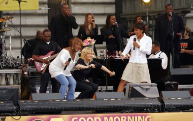 Patti Labelle, Diane Sawyer, Robin Roberts Patti Labelle ile Abc Good Morning America Yaz Konseri için sahnede, Bryant Park, New York, Ny, Temmuz 01, 2005. Fotoğraf: Gregorio Binuya /Everett Collection