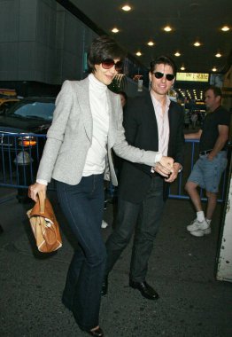 Katie Holmes, Tom Cruise dışarı ve hakkında tüm benim Sons önizleme Broadway açılışı önce, Gerald Schoenfeld Tiyatrosu, New York, NY, Ekim 11, 2008. Fotoğraf: Diane Cohen/Everett Collection