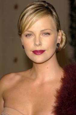 Charlize Theron Aeon Flux Premiere için gelenler, Arclight Hollywood Cinerama Dome, Los Angeles, Ca, Aralık 01, 2005. Fotoğraf: David Longendyke / Everett Koleksiyonu