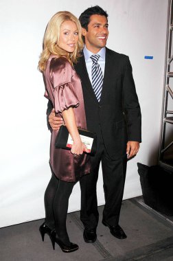 Kelly Ripa, Mark Consuelos Broadway'de Perdeler Açılış Gecesi için gelenler, Al Hirschfeld Tiyatrosu, New York, Ny, Mart 22, 2007. Fotoğraf: Yuki Tanaka / Everett Koleksiyonu