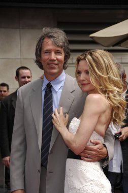 David E. Kelley, Michelle Pfeiffer üzerinde Star için indüksiyon töreni Hollywood Walk of Fame için Michelle Pfeiffer, Hollywood Boulevard, Los Angeles, CA, Ağustos 06, 2007. Fotoğraf: Michael Germana/Everett Collection