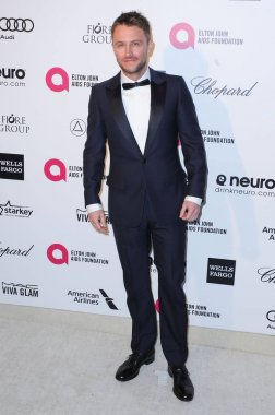 Chris Hardwick için gelenler 2015 Elton John Aids Vakfı Görüntüleme Partisi - Bölüm 3, West Hollywood Park, Los Angeles, Ca Şubat 22, 2015. Fotoğraf: Sara Cozolino /Everett Collection