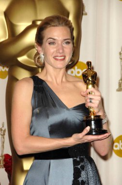 Kate Winslet (bir Yves Saint Laurent elbisesi giyen), En Iyi aktris okuyucu için basın odasında 81st yıllık Akademi Ödülleri-basın odası, Kodak Tiyatrosu, Los Angeles, CA 2/22/2009. Fotoğraf: Dee Cercone/Everett Collection