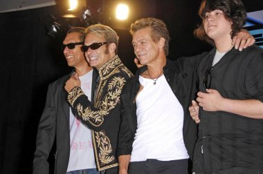 Alex Van Halen, David Lee Roth, Eddie Van Halen, Wolfgang Van Halen Van Halen konser Reunion Tour için basın toplantısında, Four Seasons Hotel, Los Angeles, CA, Ağustos 13, 2007. Fotoğraf: Michael Germana/Everett Collection