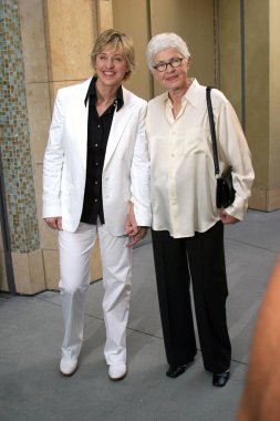 Ellen DeGeneres, Betty DeGeneres. 32nd yıllık gündüz Emmy yaratıcı sanatlar Ödülleri, Hollywood ve Highland, Los Angeles, CA, Mayıs 14, 2005 Grand Ballroom için gelenler. Fotoğraf: Effie Naddel/Everett Collection