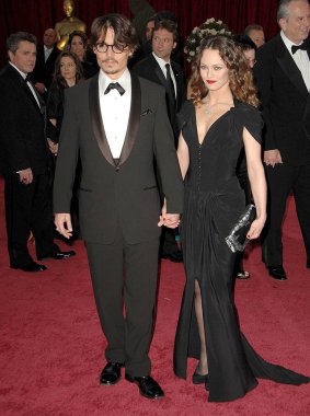 Johnny Depp (Giorgio Armani takım elbise giyiyor), Vanessa Paridis (Chanel Haute Couture elbisesi giyiyor) Kırmızı Halı için gelenler - 80 Yıllık Akademi Ödülleri Oscar Töreni, Kodak Tiyatrosu, Los Angeles, Ca, Şubat 24, 2008. Fotoğraf: David Longend