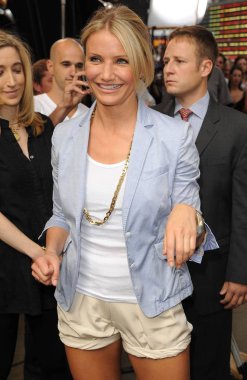 Cameron Diaz (Elizabeth ve James şort giyiyor) Iyi sabah Amerika (GMA) ünlü misafirler için konuşma gösterisi görünümünde, New York, NY Haziran 22, 2010. Fotoğraf: Kristin Callahan/Everett Collection