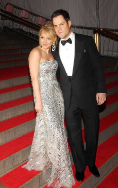 Hilary Duff, Mike Comrie Bölüm 3 için gelen gelen-superheroes yıllık açılış gece gala: moda ve fantezi, Metropolitan Müzesi Sanat Kostüm Enstitüsü, New York, NY, Mayıs 05, 2008. Fotoğraf: Desiree Navarro/Everett Collection