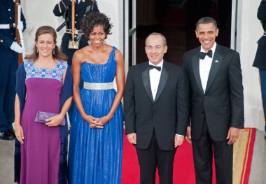 First Lady Meksika Margarita Zavala, First Lady Michelle Obama (Peter Soronen elbisesi giyiyor), Meksika Devlet Başkanı Felipe Calderon Hinojosa, Obamas için gelenler abd başkanı Barack Obama Selamlar Meksikalı Muadilleri Onlar Devlet Akşam Yemeği için Arrive olarak, 