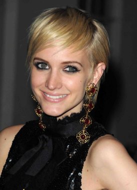 Ashlee Simpson (vintage Chanel küpe giyiyor) Decades Denim Launch Party için gelenler, Julia Sorkin ev, Beverly Hills, Ca Kasım 2, 2010. Fotoğraf: Dee Cercone /Everett Collection