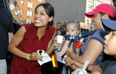 Rosario Dawson Amerikan Ekspres için yer: NYC Card Ice Cream Giveaway, birlik Square Park Manhattan, New York, NY, Ağustos 04, 2005. Fotoğraf: Gregorio Binuya/Everett Collection